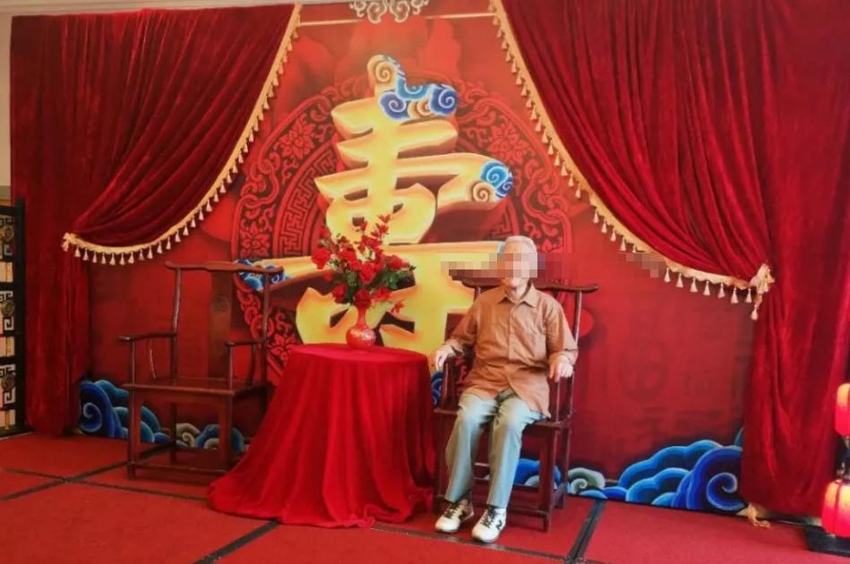 公公70大寿20个人点15瓶五粮液,当众喊我买单,我假装付钱拿包就走